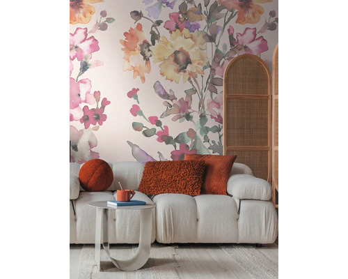 Living cu canapea, masă, perne și tapet floral pentru o atmosferă confortabilă