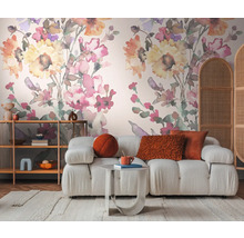 Sufragerie cu canapea, raft și tapet floral pentru o casă elegantă.