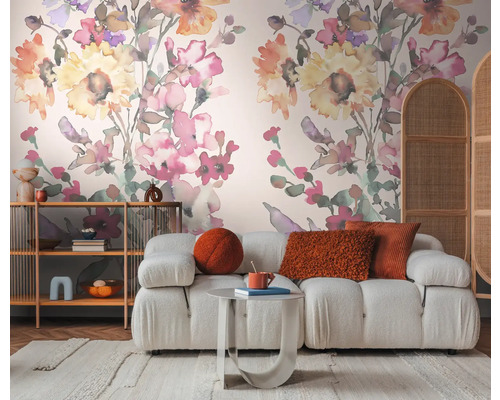 Sufragerie cu canapea, raft și tapet floral pentru o casă elegantă.