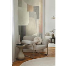 Living cu fotoliu, măsuță laterală și artă abstractă pe perete pentru un interior elegant