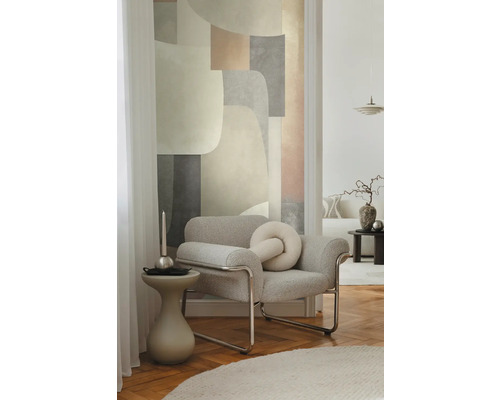 Living cu fotoliu, măsuță laterală și artă abstractă pe perete pentru un interior elegant