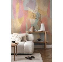 Interior luminos și modern cu canapea, raft și artă abstractă pe perete