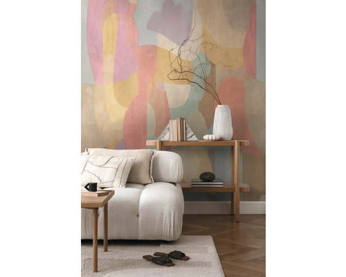 Interior luminos și modern cu canapea, raft și artă abstractă pe perete