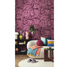 Cameră de zi decorativă cu tapet cu model, canapea și măsuță laterală.