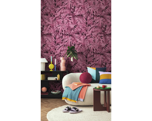 Cameră de zi decorativă cu tapet cu model, canapea și măsuță laterală.
