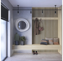 Zonă de intrare cu garderobă, oglindă, bancă și elemente decorative pentru o primire organizată și luminoasă.