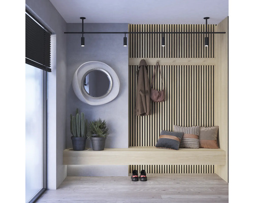Zonă de intrare cu garderobă, oglindă, bancă și elemente decorative pentru o primire organizată și luminoasă.