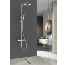 Coloană de duș cu cap și duș de mână în baie modernă