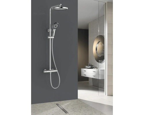 Coloană de duș cu cap și duș de mână în baie modernă