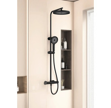 Set de duș negru cu duș fix și duș de mână într-o baie modernă.