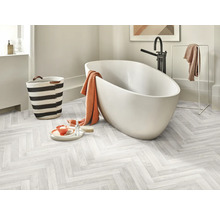 Baie cu cadă independentă, suport pentru prosoape, coș de rufe și podea de vinil cu model herringbone