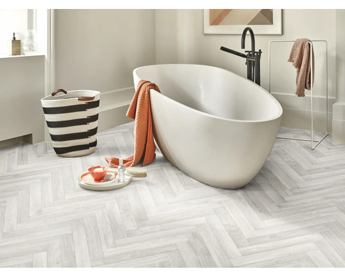 Baie cu cadă independentă, suport pentru prosoape, coș de rufe și podea de vinil cu model herringbone