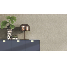 Scenă interioară decorativă cu comodă, lampă și plante