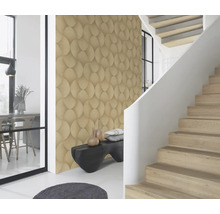 Scenă cu tapet cu model, bancă și scară într-un interior luminos și modern.