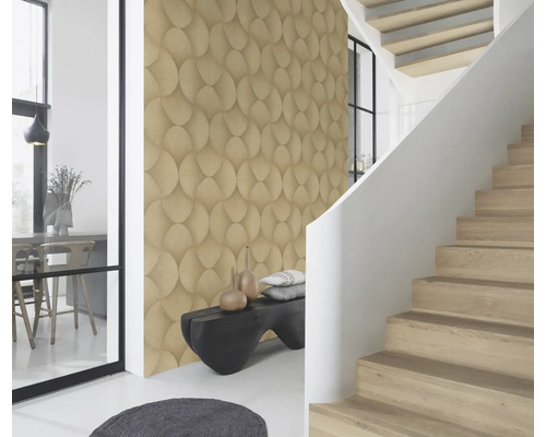 Scenă cu tapet cu model, bancă și scară într-un interior luminos și modern.