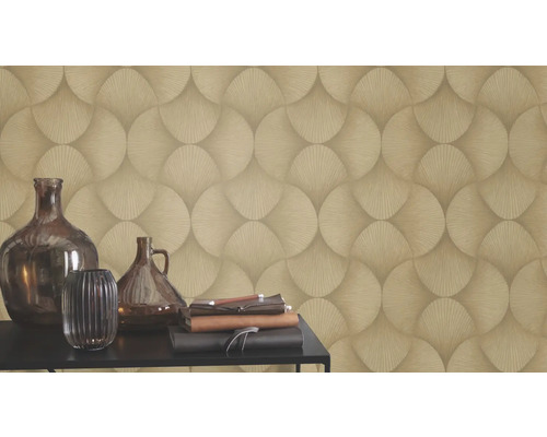 Decor de perete cu tapet cu model și elemente decorative