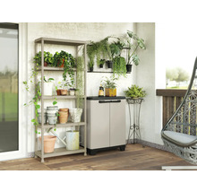 Scenă de terasă cu suport pentru plante, dulap pentru plante și decorațiuni