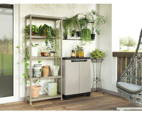 Scenă de terasă cu suport pentru plante, dulap pentru plante și decorațiuni