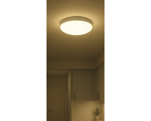 Lumină de plafon rotundă pe tavan într-o bucătărie