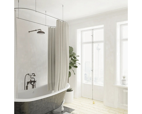 Baie cu cadă freestanding, perdea de duș și cap de duș