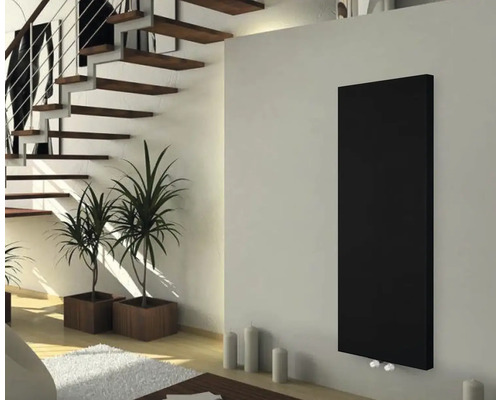 Scenă de cameră cu radiator, scări și plante de interior