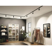 Dressing modern cu iluminare pe șină flexibilă, sistem de rafturi și suport pentru haine.