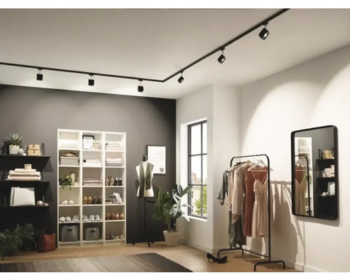 Dressing modern cu iluminare pe șină flexibilă, sistem de rafturi și suport pentru haine.