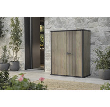 Dulap de grădină din lemn cu cadru metalic în fața unui perete de casă