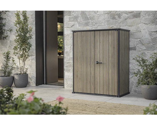 Dulap de grădină din lemn cu cadru metalic în fața unui perete de casă