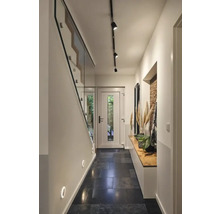 Hol cu scară, iluminat și bancă