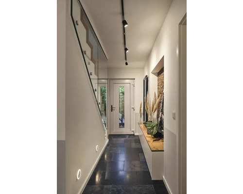 Hol cu scară, iluminat și bancă