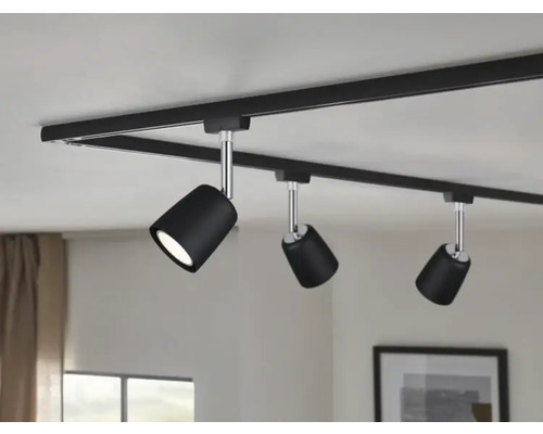 Sistem de șine negru cu trei spoturi pe tavan.