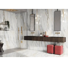 Baie modernă cu gresie de marmură, chiuvetă și oglinzi