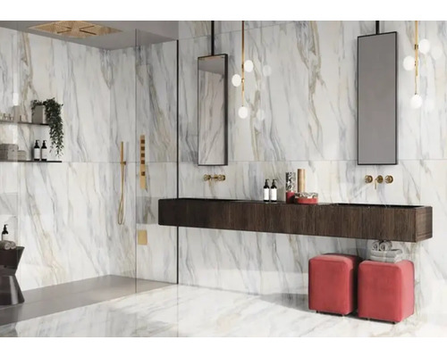 Baie modernă cu gresie de marmură, chiuvetă și oglinzi