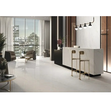 Cameră luminoasă cu podea cu gresie, zonă de relaxare și recepție