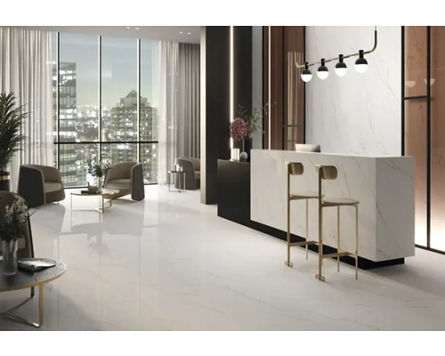 Cameră luminoasă cu podea cu gresie, zonă de relaxare și recepție