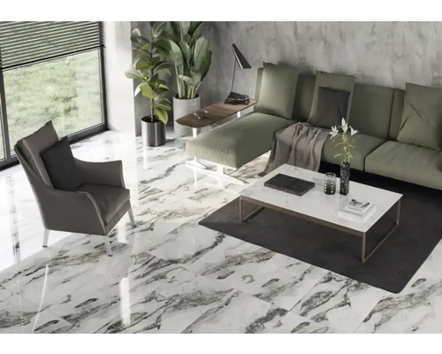 Living luminos cu fotoliu, canapea și gresie cu aspect de marmură