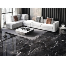 Living cu podea de marmură neagră, canapea de colț, măsuță de cafea și covor pentru un design modern al camerei.