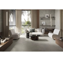 Cameră de zi cu canapea, fotoliu, măsuță de cafea și fereastră cu jaluzele