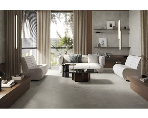 Cameră de zi cu canapea, fotoliu, măsuță de cafea și fereastră cu jaluzele