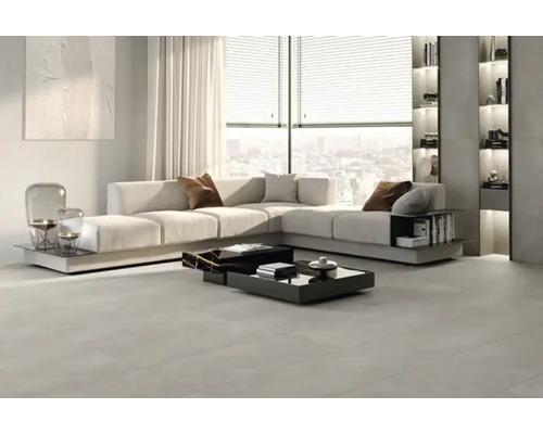 Living luminos cu canapea de colț, măsuță de cafea și raft încorporat