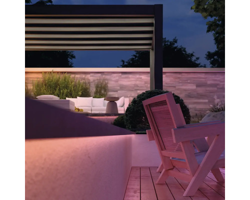 Atmosferă de grădină cu pergolă, mobilier de lounge și terasă de lemn la amurg