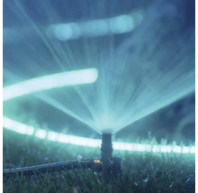 Aspersor de grădină udând gazonul