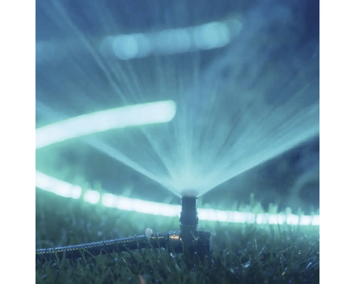 Aspersor de grădină udând gazonul