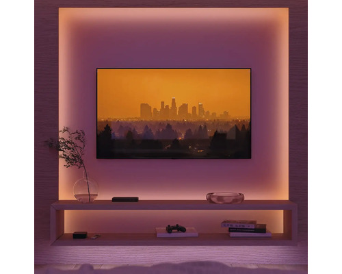 Living cu televizor, rafturi și iluminare indirectă pentru o atmosferă confortabilă