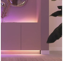 Bufet modern cu iluminare indirectă pentru o ambianță plăcută.