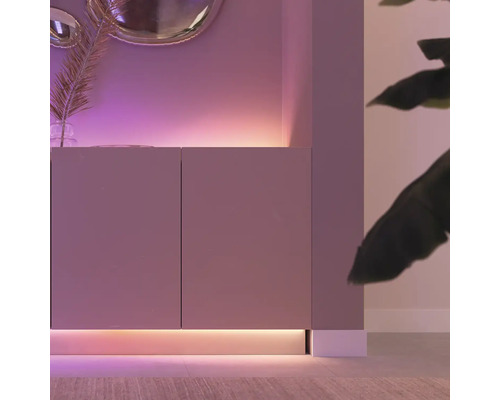 Bufet modern cu iluminare indirectă pentru o ambianță plăcută.