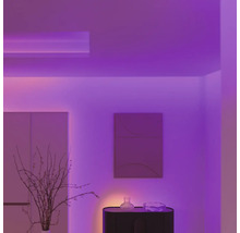 Interior cu iluminare LED, comodă și decorațiuni