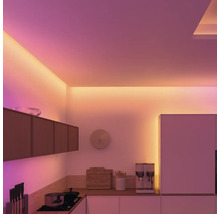 Bucătărie modernă cu iluminare LED sub tavan și pe dulapuri