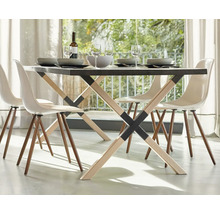 Masa de sufragerie cu patru scaune, veselă și băuturi într-o cameră luminoasă.